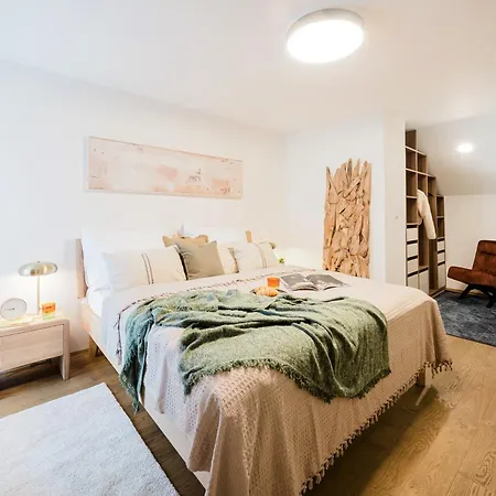 Days - 2bdr Attic Maisonette With Grill On Terrace And Ac 프라하