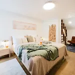 Days - Two-bedroom Maisonette With Ac And Terrace With Grill In Vinohrady Prag